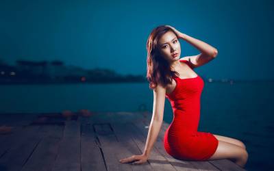 Азиатка в красном платье на причале