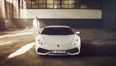 Белый Lamborghini спереди