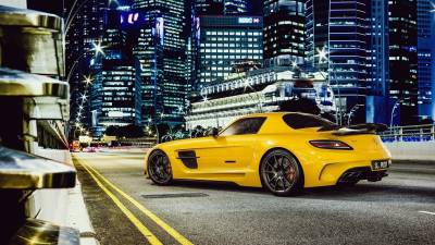 Желтый Mercedes SLS63