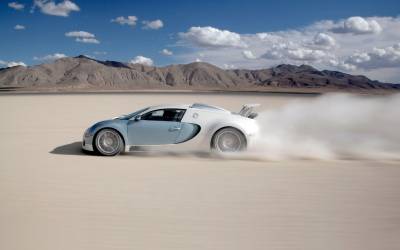 Bugatti Veyron в пустыне