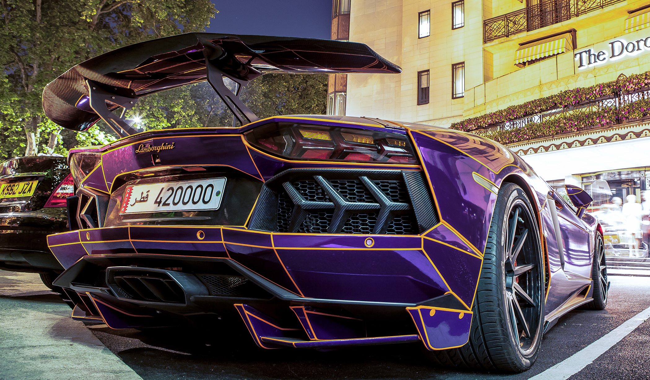 Скачай крутые машины на телефон. Lamborghini Aventador lp700-4 фиолетовый. Lamborghini Aventador lp700-4 Золотая. Ламборджини авентадор киберпанк.