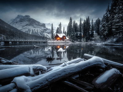 Хижина на берегу озера