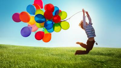 Ребенок с воздушными шарами