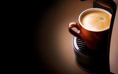 Чашечка кофе в кофеварке