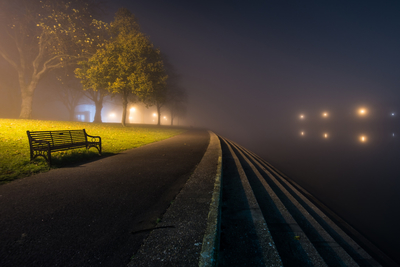 Ночной город в тумане