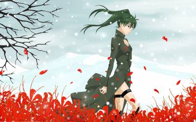Девочка в красной траве